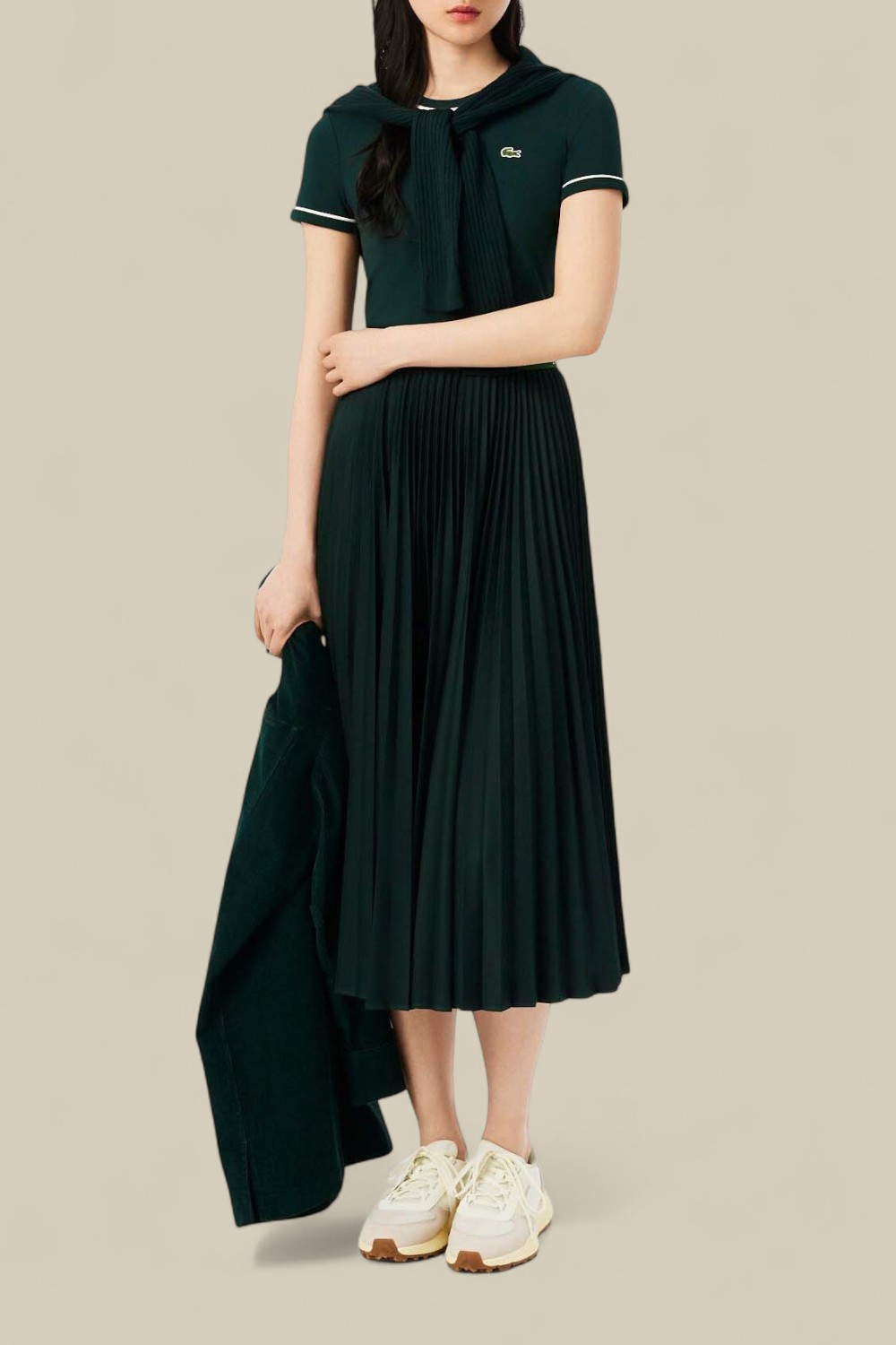 תמונת כל הלוק של חולצת טי